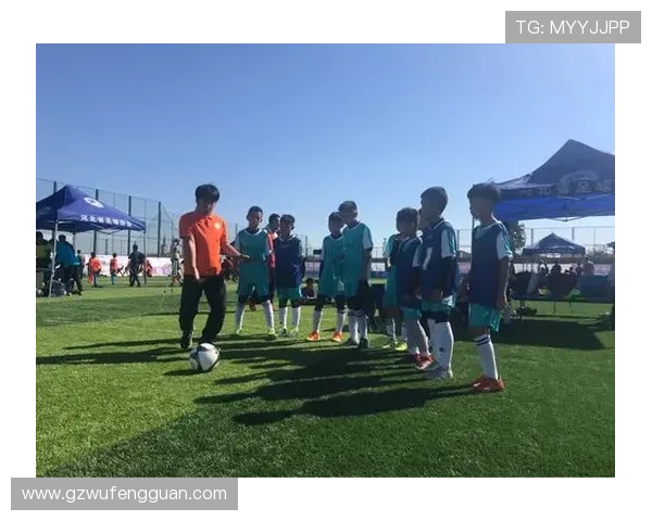 足球明星搞怪表情头像女孩萌趣十足笑容点亮运动场激情四溢